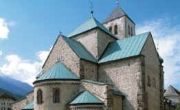 1325085344-91250313-stiftskirche_quer_06