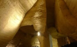 1326220790-663524898-sala_congressi_casa_cava