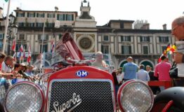 1331205854-1884656771-BRESCIA_PIAZZA_DELLA_LOGGIA_E_LA_MILLE_MIGLIA1_PROVINCIA_DI_BRESCIA