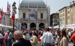1331205854-1884656771-BRESCIA_PIAZZA_DELLA_LOGGIA_E_LA_MILLE_MIGLIA_PROVINCIA_DI_BRESCIA_TURISMO