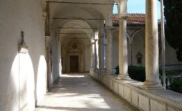 1333033719-711694775-13_-_Un_particolare_del_cortile_interno_della_Certosa