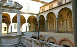 1333033719-711694775-14_-_Un_particolare_del_cortile_e_della_fontana