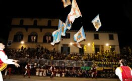 1333107631-192373244-scarperia_palio_diotto_bandierai_castel_san_barnaba_foto_maurizio_fiorenzani