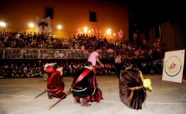 1333107631-192373244-scarperia_palio_diotto_coltelli_rosa_foto_maurizio_fiorenzani