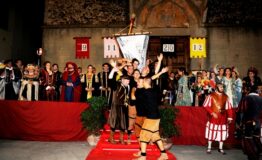 1333107631-192373244-scarperia_palio_diotto_consegna_palio_neri_foto_maurizio_fiorenzani
