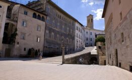 1335265451-1201793977-PiazzadelDuomoSpoleto5-vi