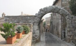 1335271713-1942950574-spello-roman-gate