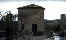 1355496285-111624616-Frontino_campanile