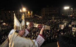 1496052465_ostensione_vescovo
