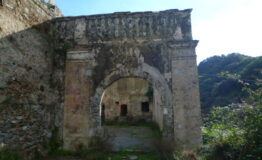 7-arco_settecentesco_d_accesso_all_abbazia